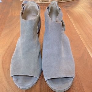 Lucky Brand taupe suede peep toe